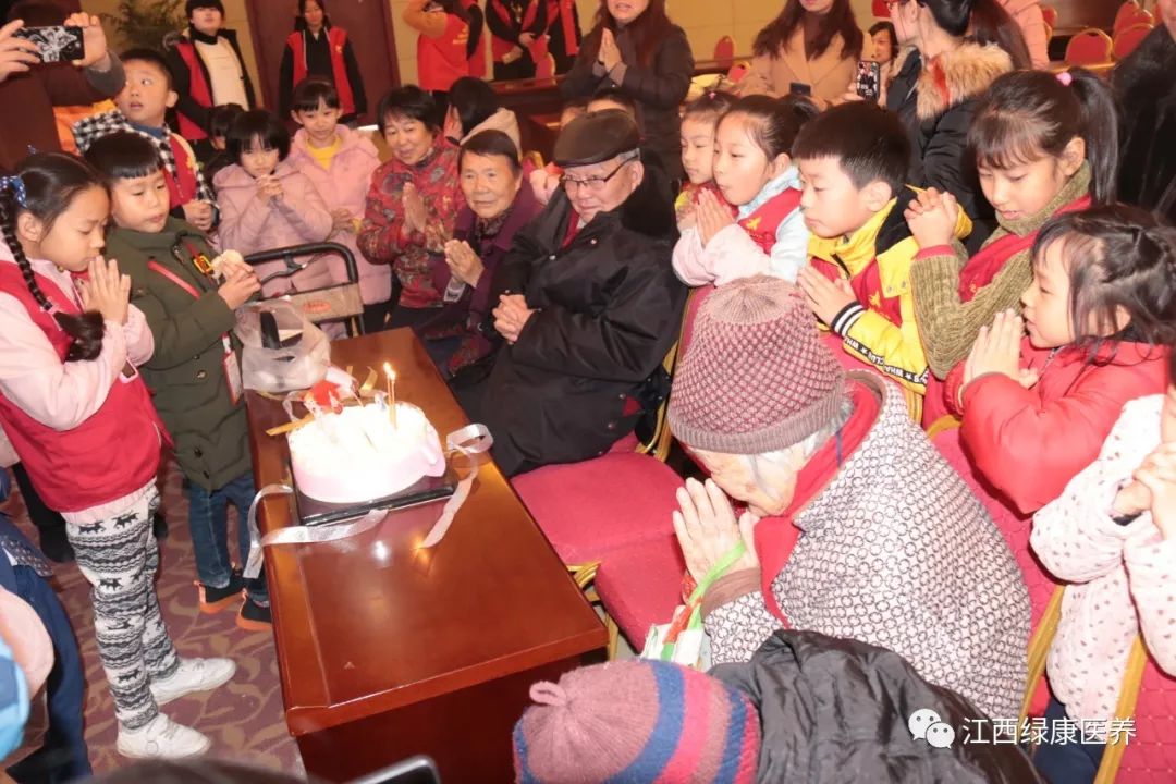 老少同堂其乐融，尊老爱幼代传承——南昌绿康国际老年城十二月集体生日会顺利开展