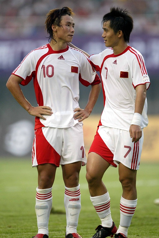 蒿俊闵足球联赛,前国足锋霸压哨回归郑智再获强援