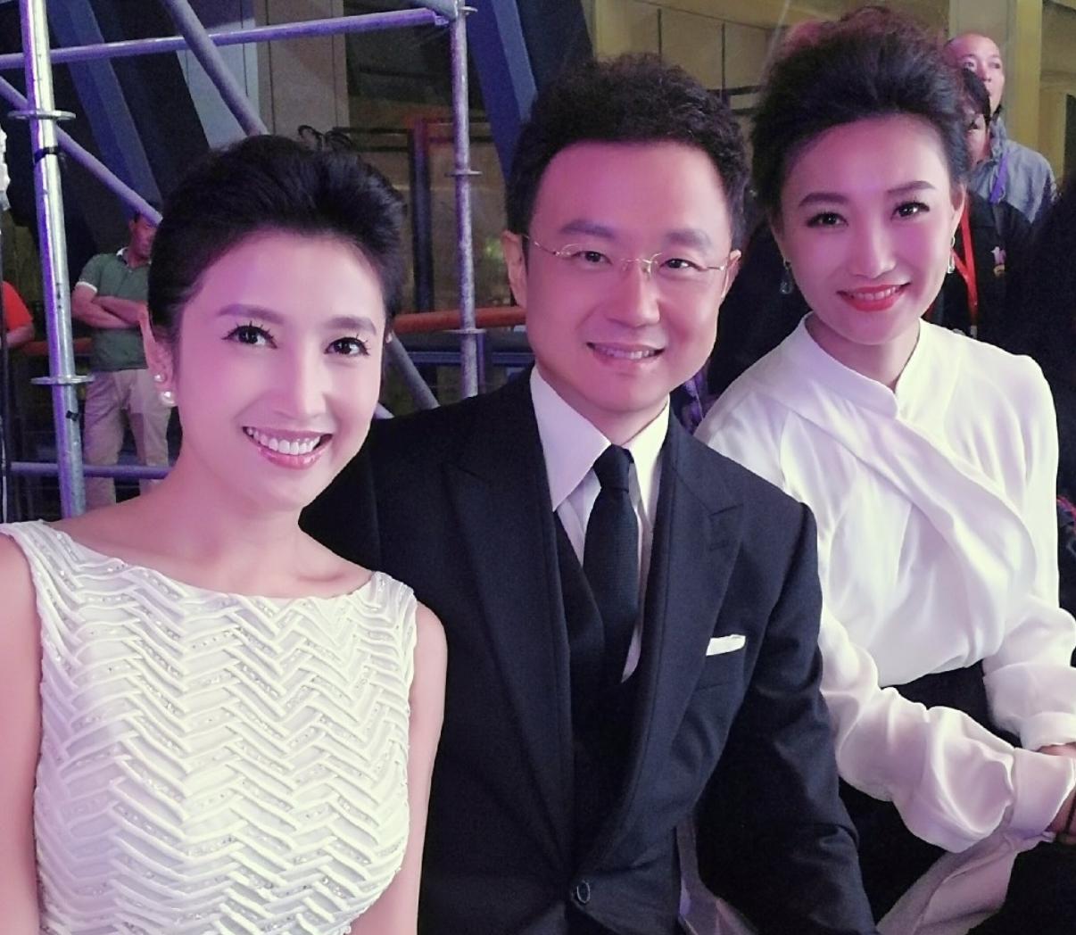 月亮姐姐李梓萌刚强春妮合照,春妮月亮姐姐李梓萌刚强同台