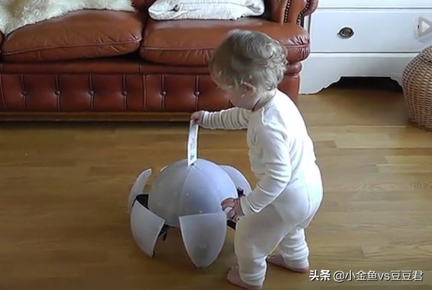 能踢球的智能机器人,能踢足球机器人