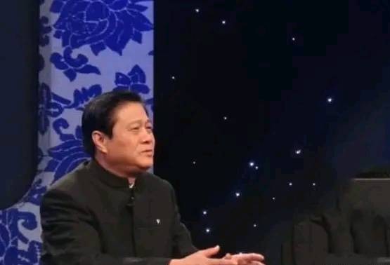 鉴宝大师断定夜明珠真品,大妈拿着300块的夜明珠来鉴宝