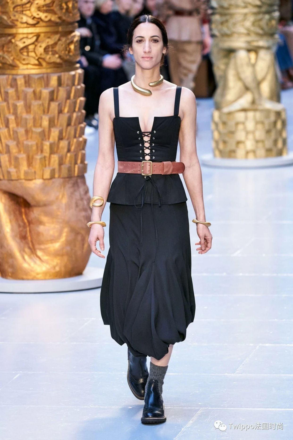 2020秋冬巴黎时装周givenchy秀场 (jacquemus 2020巴黎时装周秀场)