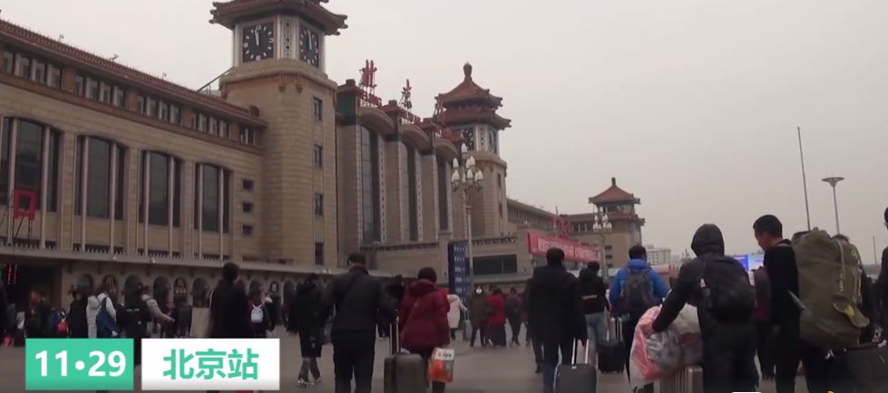 男子搭讪旅客，自称“老乡”能买火车票，用破棉被骗了150