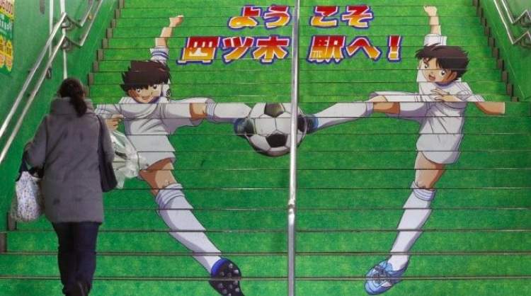 《足球小将》主题车站现身东京，西班牙足球巨星伊涅斯塔亲自揭幕