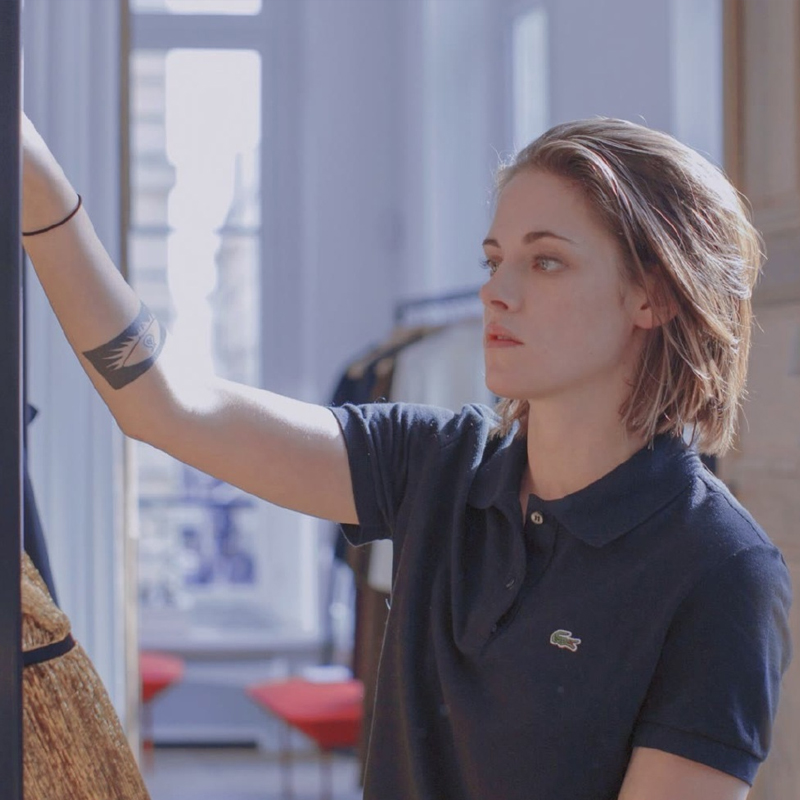 “暮光”女主又换发型！穿粉色露腰装戴蝴蝶结亮相，真有点不适应