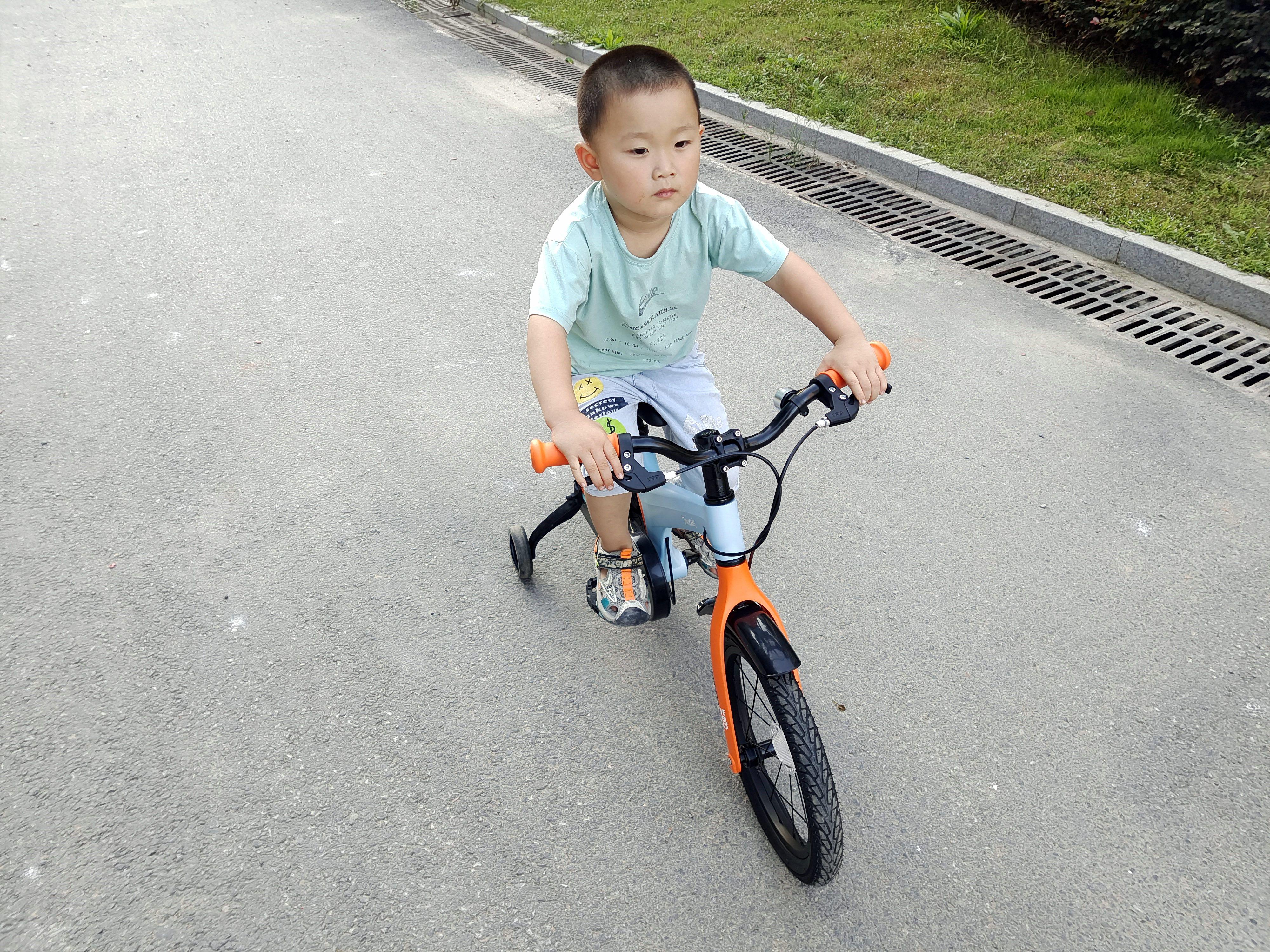 骑行不再成为负担，孩子使用更安全，柒小佰运动减震自行车体验