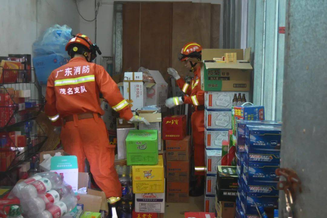 一只眼镜蛇可毒死几名成年人,剧毒眼镜蛇吓人