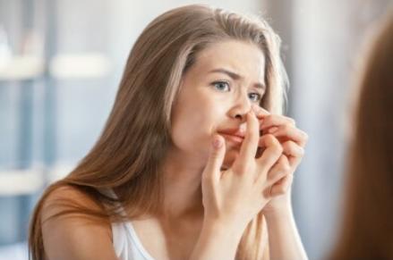 脸上有痘痘到底该不该护肤,护肤脸上长痘痘