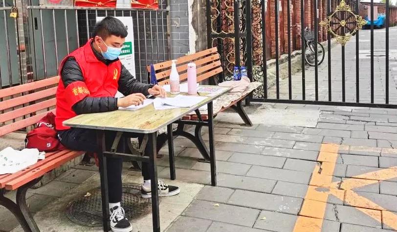 疫情防控暖心执勤,坚守疫情防控点节日慰问暖人心