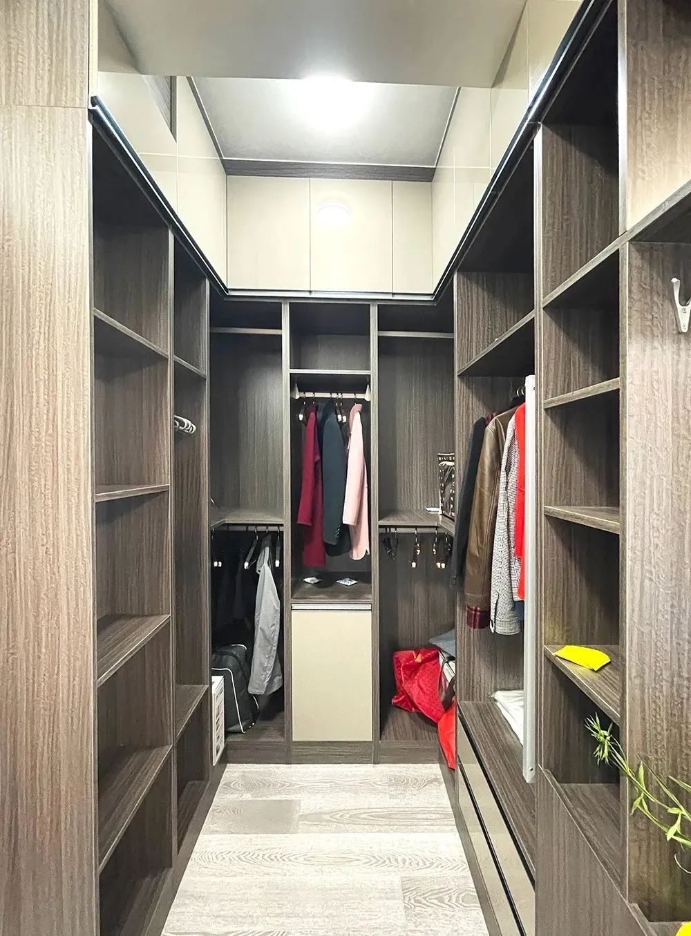 阳台改成小卧室凸出来的,阳台改成衣帽间和办公区