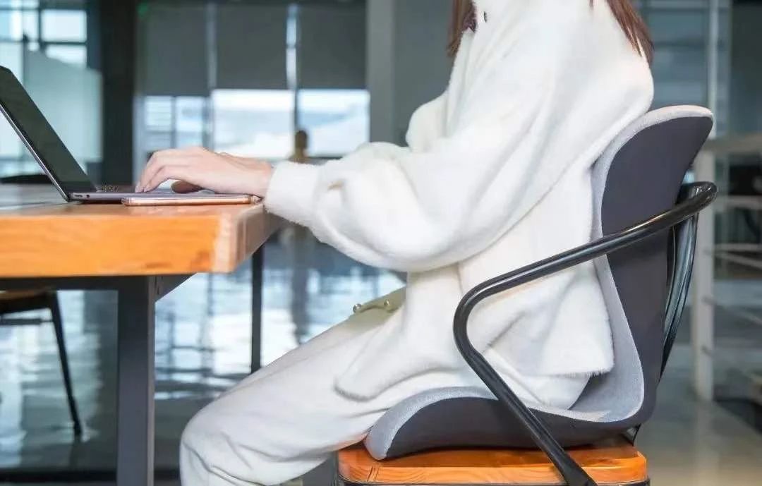 站立臀部凹陷假胯宽最有效的锻炼,避免臀凹陷和假胯宽的正确坐姿