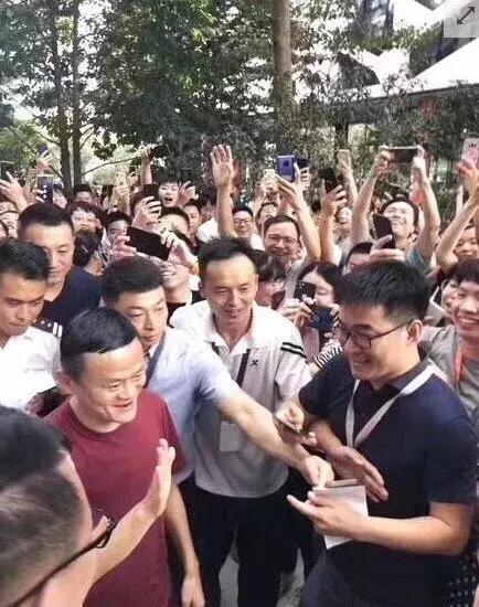 “马老师”上岗了！马云卸任阿里董事局主席，明天起他要做这些事