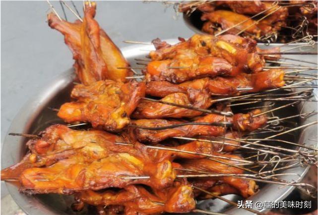 河南豪爽大姐摆摊卖小吃,河南小伙摆摊卖小吃12元一份