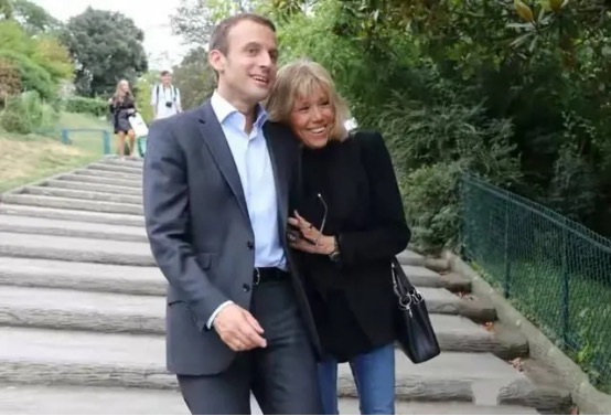 布丽吉特穿着一身黑色,布丽吉特一身浅蓝色的套装出镜