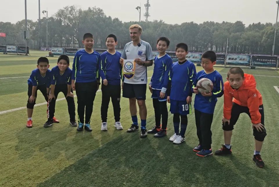 英国驻武汉总领事采访,美国驻华大使参观武汉