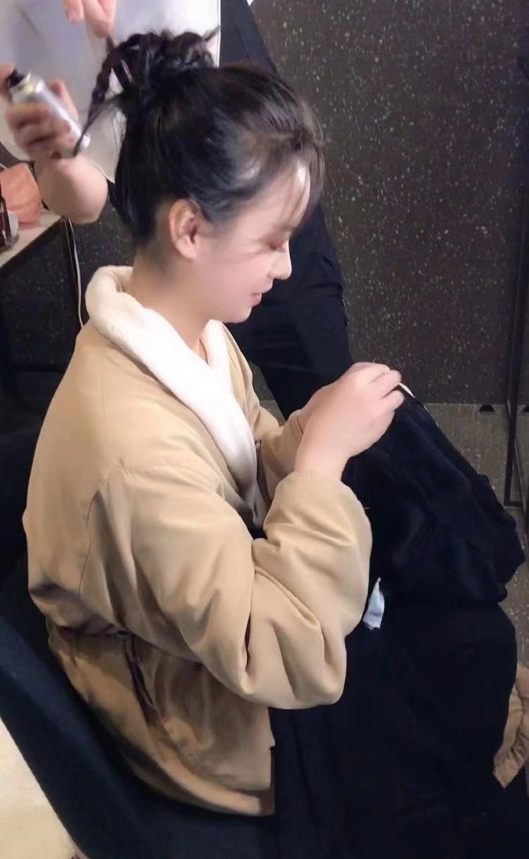 李庚希穿抹胸礼服,李庚希穿白色外套