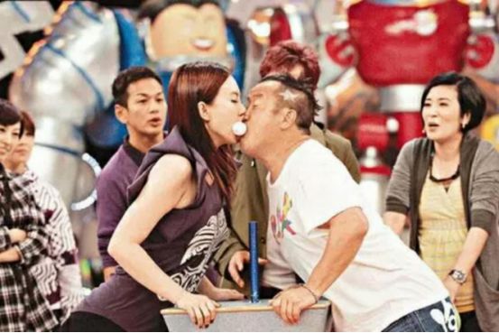 曾志伟妻子去世，引出一段港片江湖父子隐秘往事