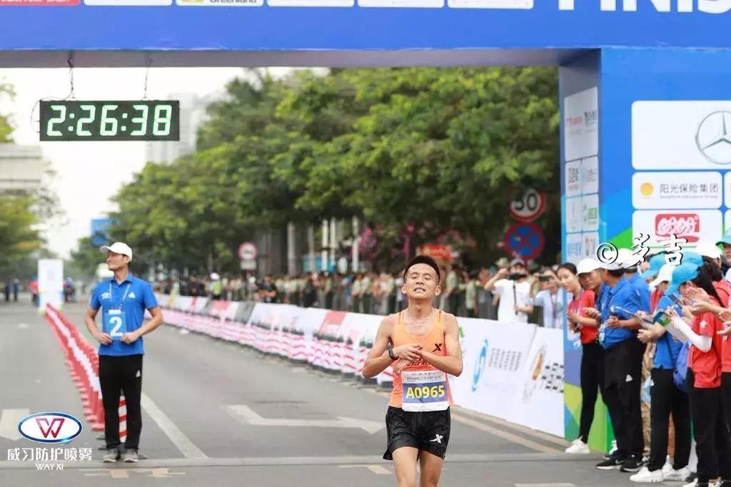 0.01秒绝杀黑人，3周夺4冠拿4万奖金，这个大学生太厉害