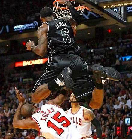 詹姆斯逆天弹跳扣碎篮板是真的吗,詹姆斯在nba弹跳什么水平