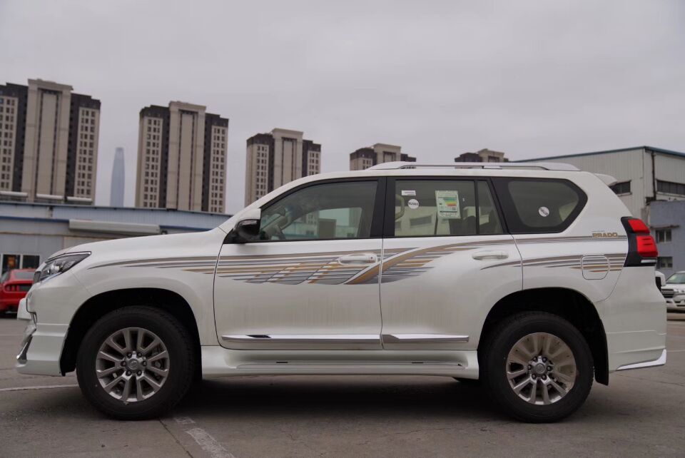 2019款丰田霸道尾部图片,2022款丰田霸道和途锐哪个好