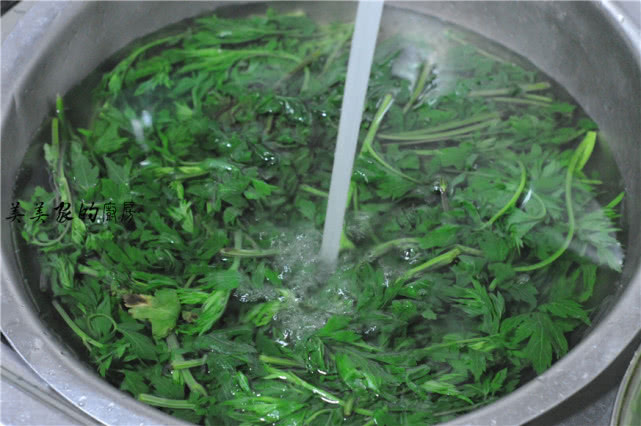 这菜农村到处都是，人称“百草之王”，4月最鲜嫩，做馒头特香！