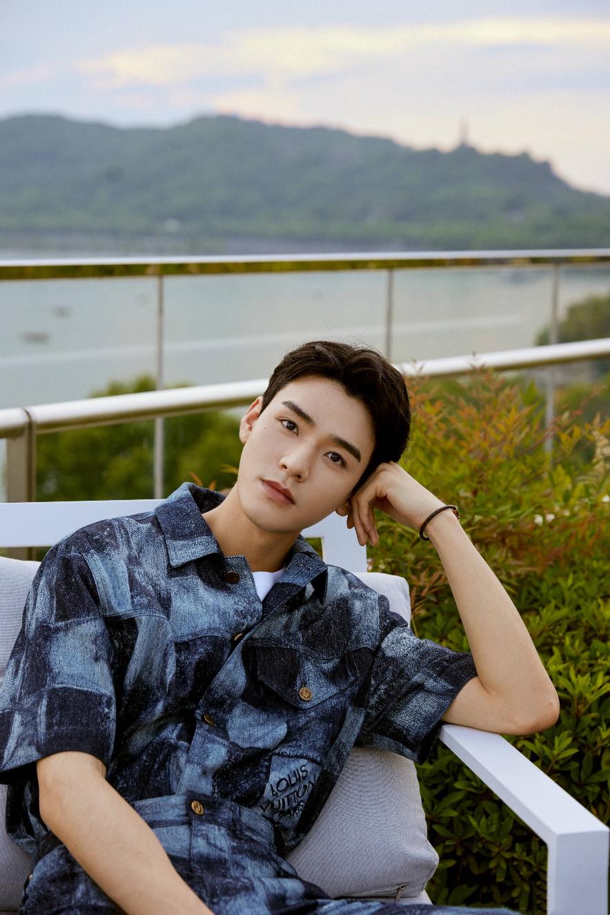 男生戴手饰也可以清爽又好看，学龚俊戴手饰又帅又酷