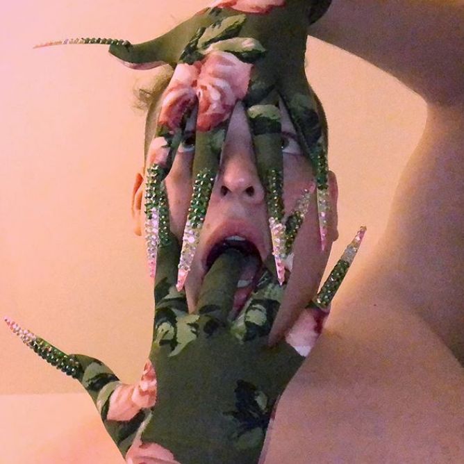 有人看见这篇文章出个可替换甲片的指甲油手套，我绝对第一个下单