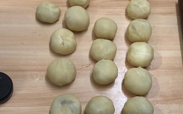 教你做绿豆糕，甜而不腻，酥香掉渣，孩子爱吃，简单一次就成功