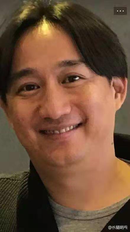 油腻大叔发型2020流行发型,40岁大叔雅痞风格侧背小卷发型