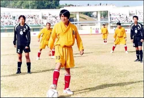 周星驰拍少林足球的片场现场,周星驰拍少林足球几岁