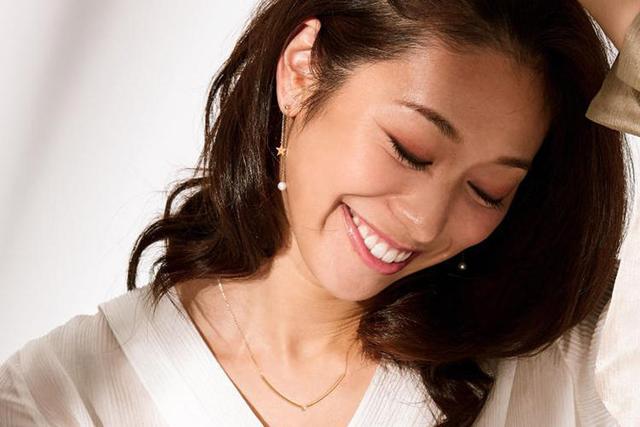 金饰小配饰巧搭配,个性金饰时尚搭配