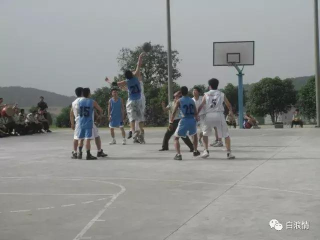 和教练打篮球单挑,和兄弟打篮球配合