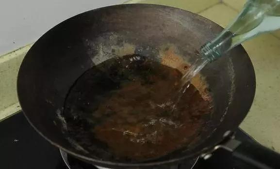 铁锅生锈怎么快速除锈小妙招,铁锅锈灰太多用什么方法清洗干净