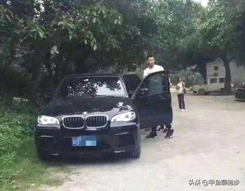 易建联的低调出了名，17岁选入国家队，开普通人能买得起的车