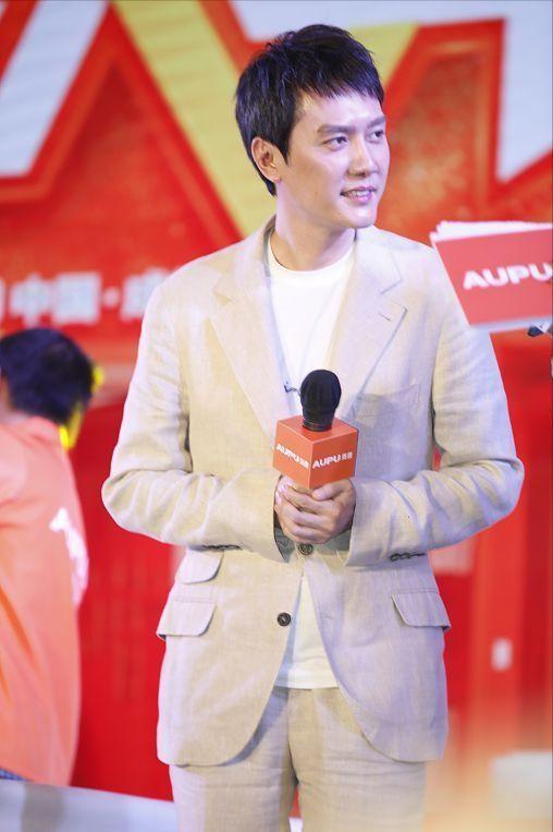 冯绍峰的穿搭是什么风格,冯绍峰白衣服西装