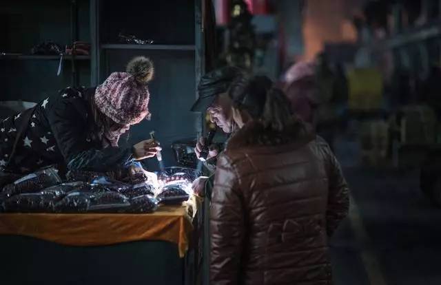 探索文玩鬼市场,老玩家看文玩鬼市