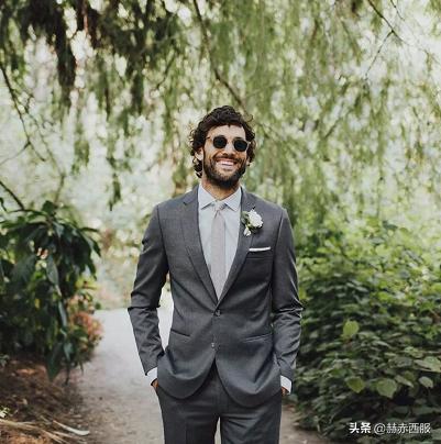 夏季婚礼西装穿搭高级感,夏季室外婚礼新郎穿什么颜色西装