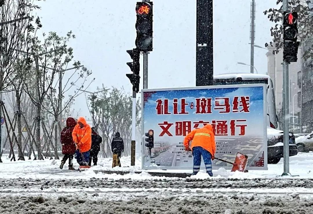 暖到心头一颤！今早通州街头，一位老人蹲地敲砸路面的结冰…