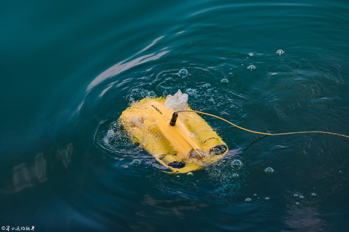 在高山湖泊边拍摄的风景照片湖底,绝美天池风光摄影照片