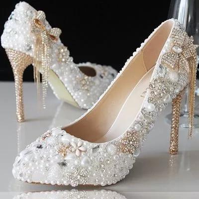 买了双白色高跟鞋，嫌太单调，稍加改造就美过新娘鞋，附教程