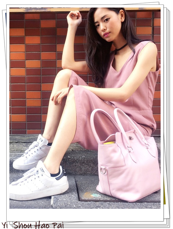 Adidas的单品怎么搭？日本时尚女人的运动风穿搭示范，时髦吸睛