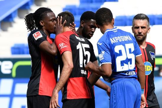 多名球员进球后拥抱亲吻，激动心情难以抑制？德国官员：建议红牌