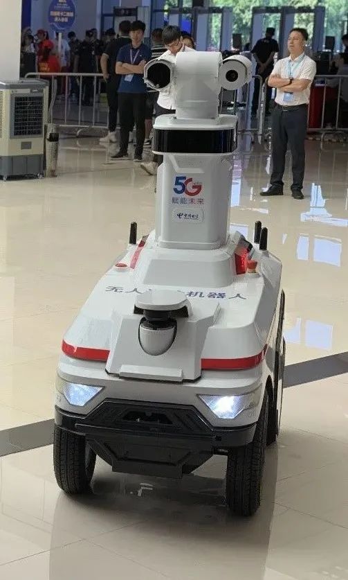 来了，电信“机器人天团”！网友:“成精了！”