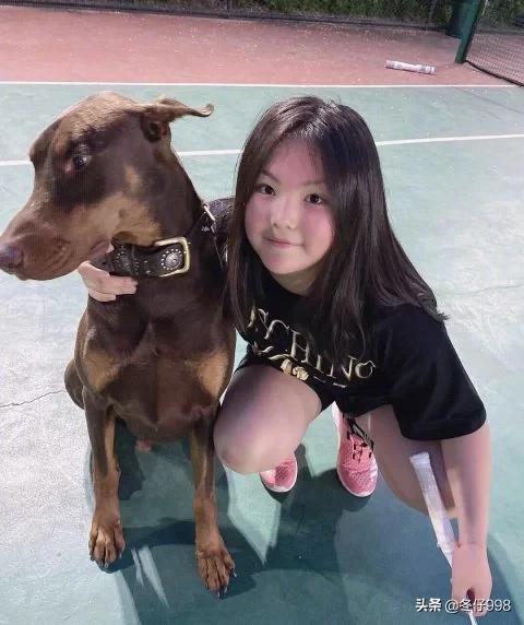 12岁王诗龄暴瘦一大圈,王诗龄背10万的包包