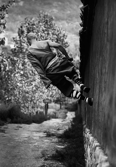 古代少林寺武僧练武踩凹地板,少林寺武僧进入部队练武