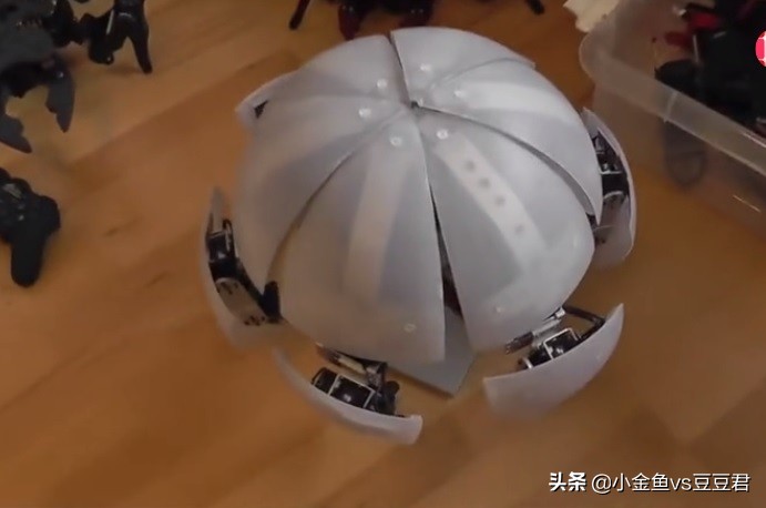 能踢球的智能机器人,能踢足球机器人