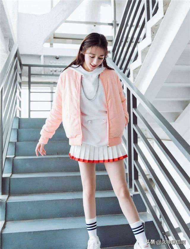小个子这样穿卫衣时髦又显高,卫衣别再配裤子了