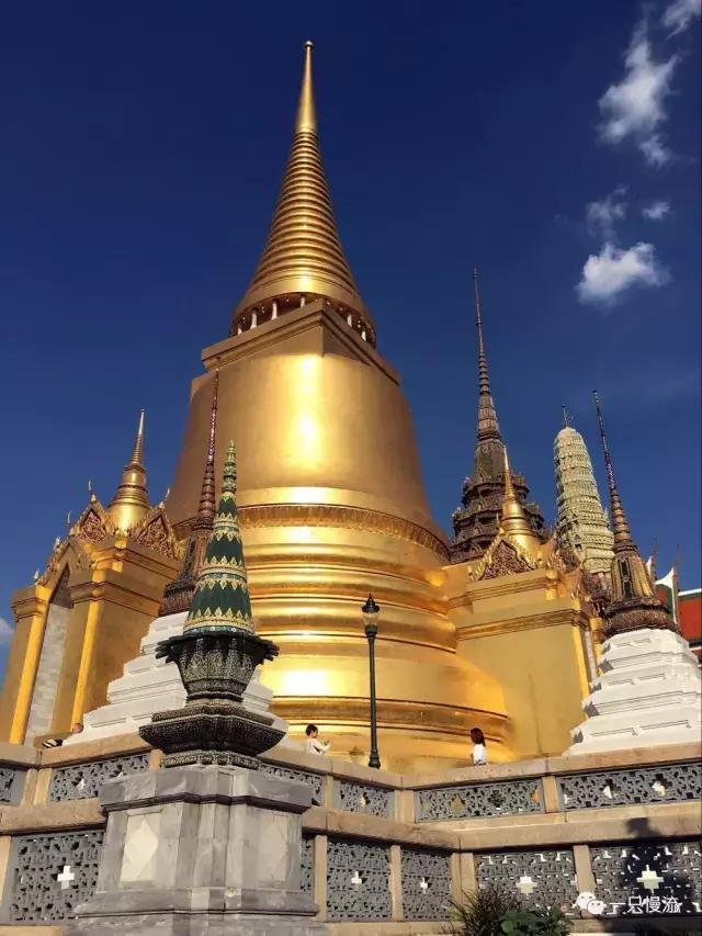 双手合十泰国佛像,在泰国双手合十是什么意思