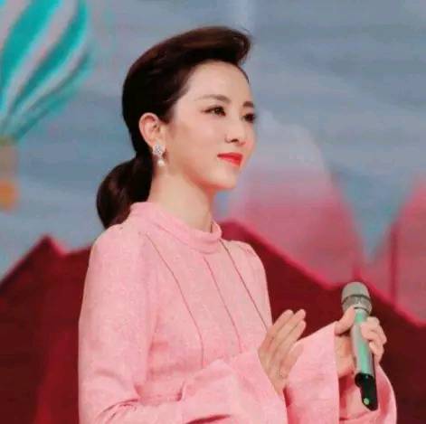 央视最美的女主持人李红,央视年轻女主持90后