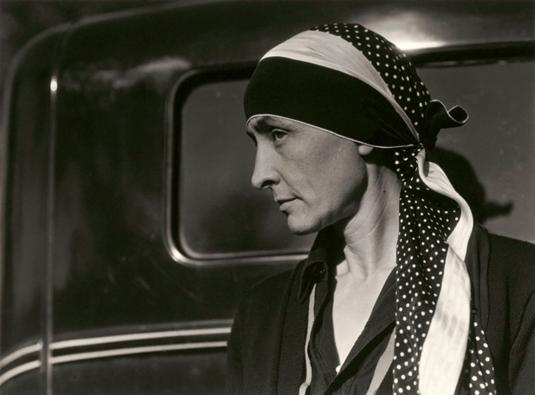 时代洪流中的女艺术家三｜乔治亚·欧姬芙：用绘画推倒性别壁垒